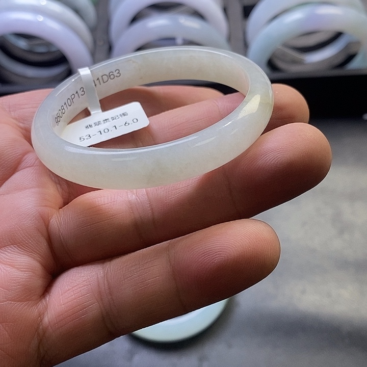 玉***心翡翠未镶嵌手镯贵妃