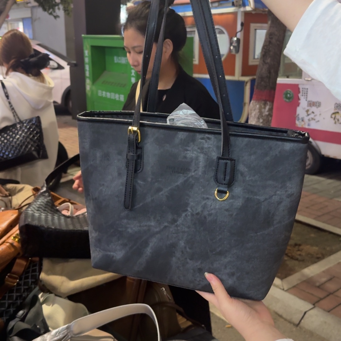 PVC黑灰色托特软皮包