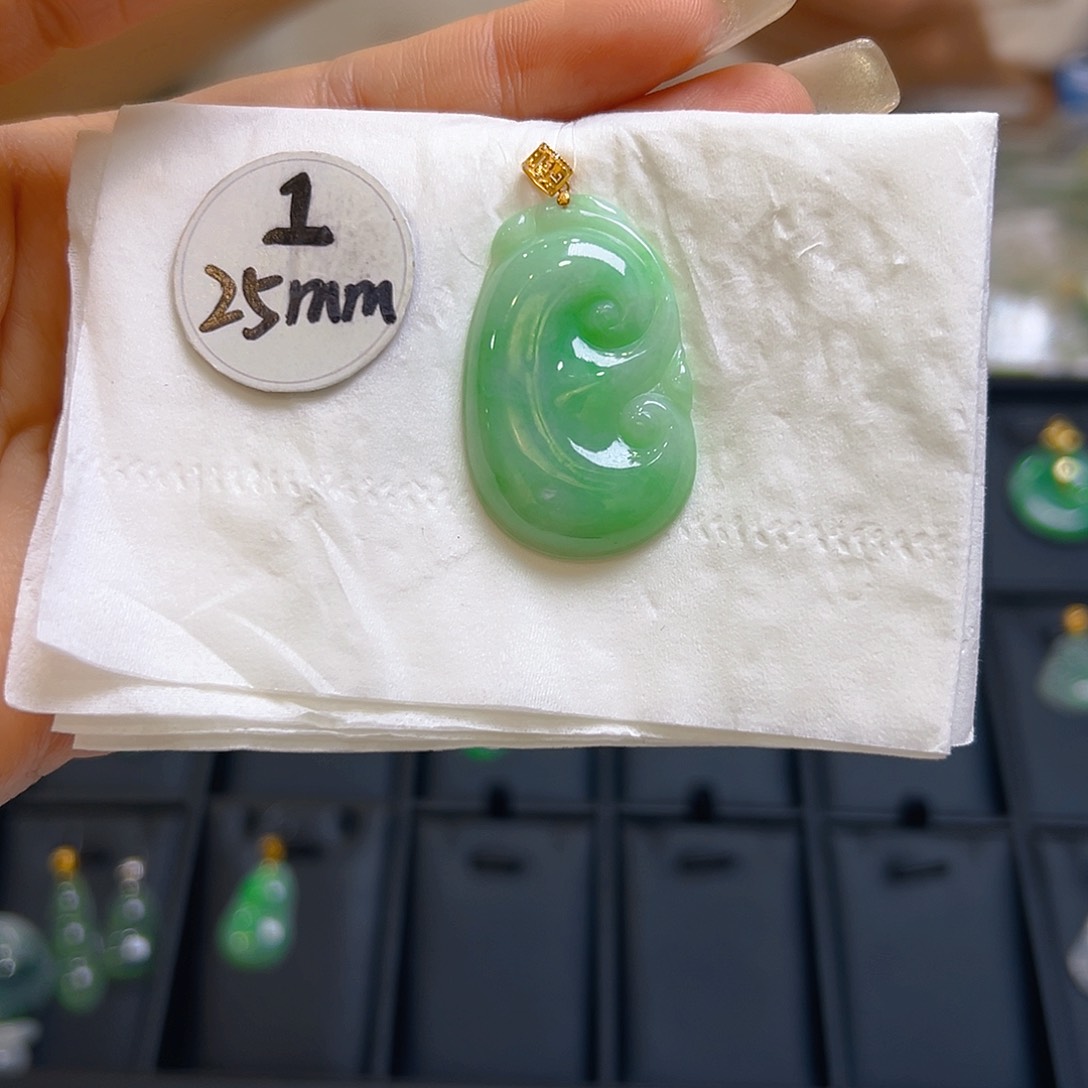 翡翠颈饰18K金镶嵌翡翠