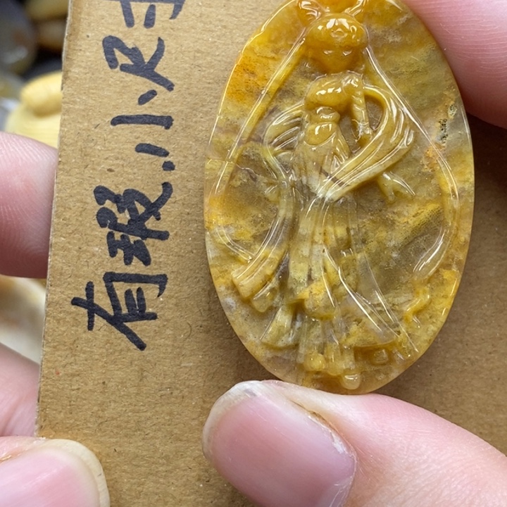 硅化珊瑚（珊瑚玉）未镶嵌颈饰有裂