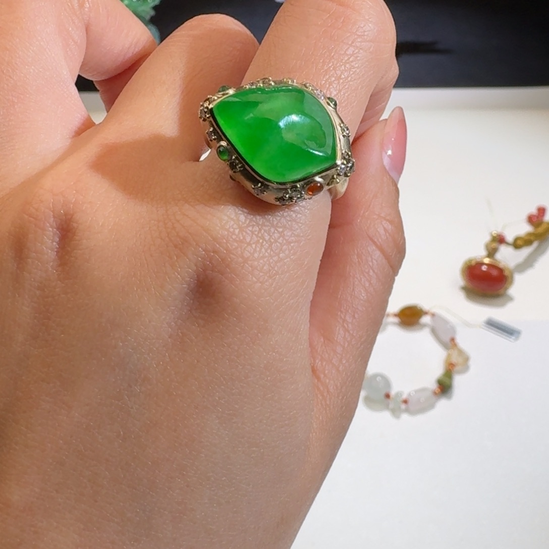 翡翠戒指18K金镶嵌雅