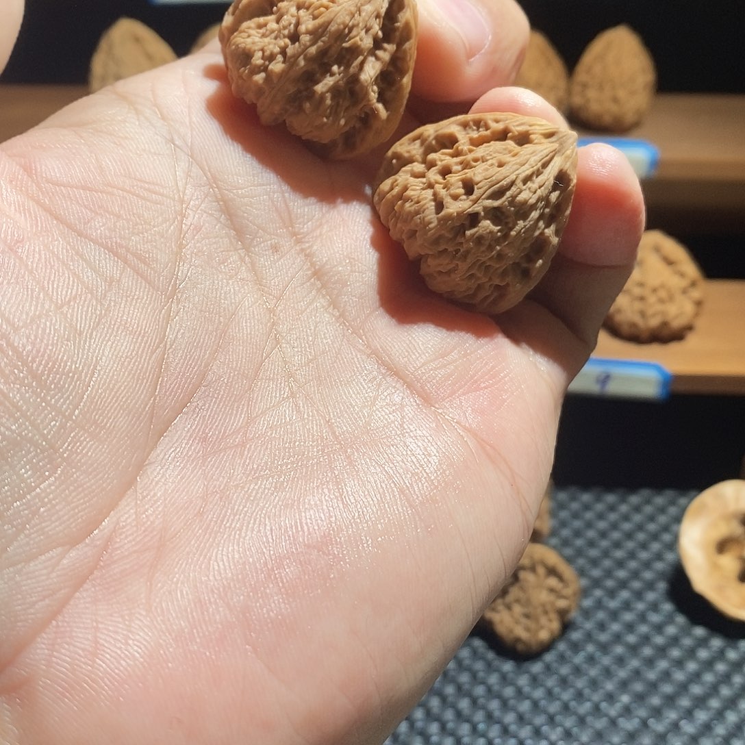 孟***晚文玩核桃吊坠31三角南疆石带黄