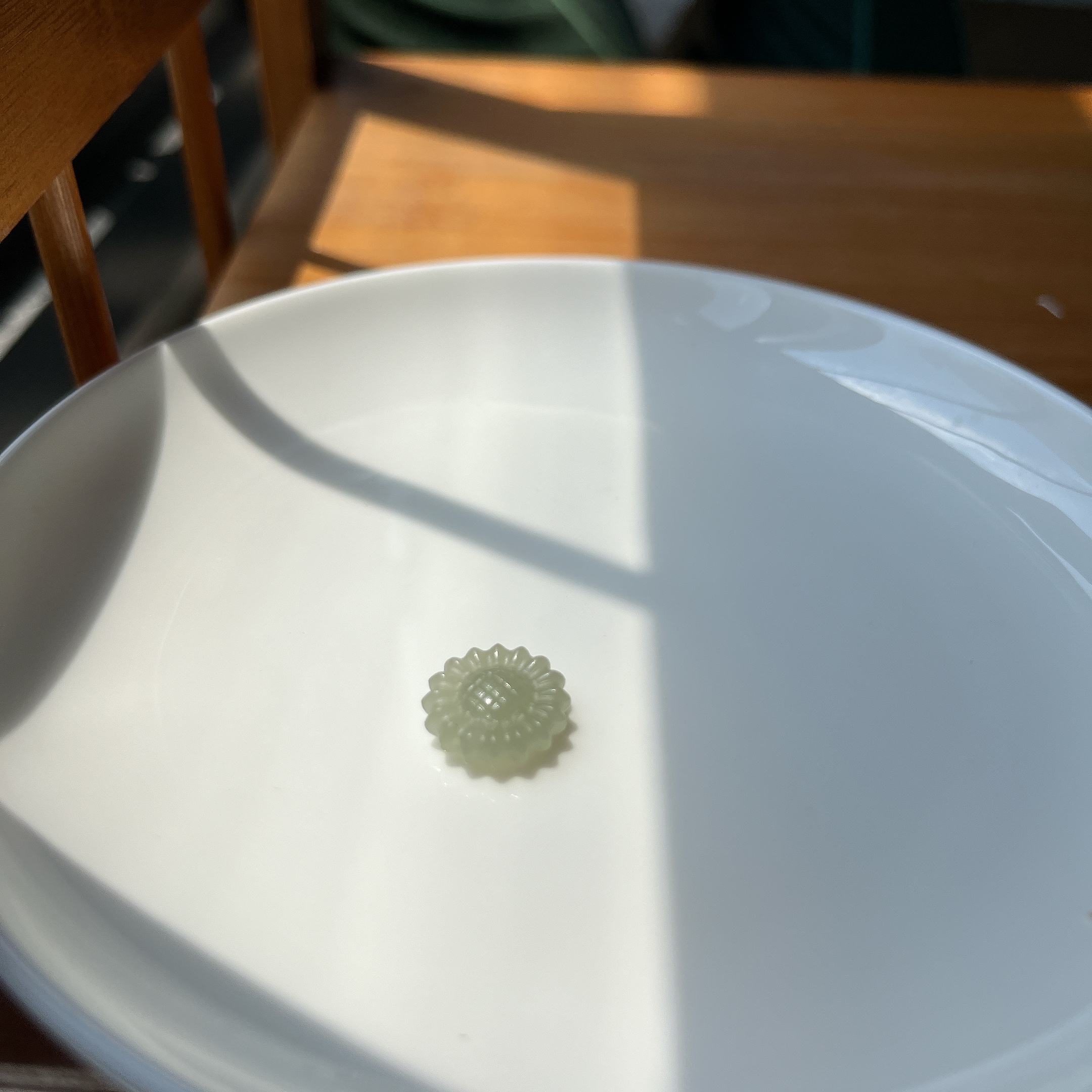 【珠宝厂长】和田玉雕刻件晴水太阳花约4*13mm
