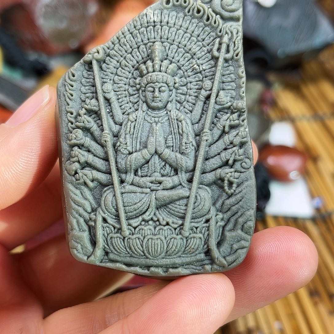 新疆原石雕刻手把件