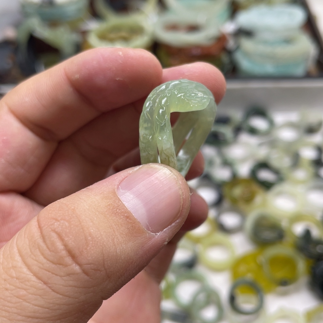 蛇纹石玉未镶嵌戒指