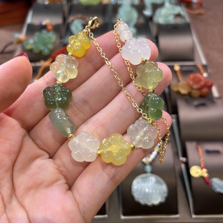 蛇纹石玉颈饰未镶嵌