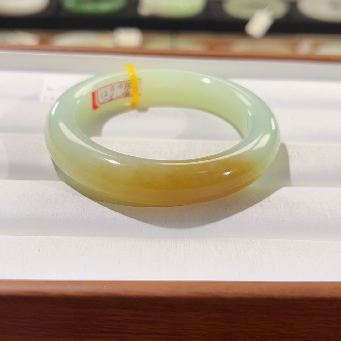 和田玉手镯未镶嵌一口糖