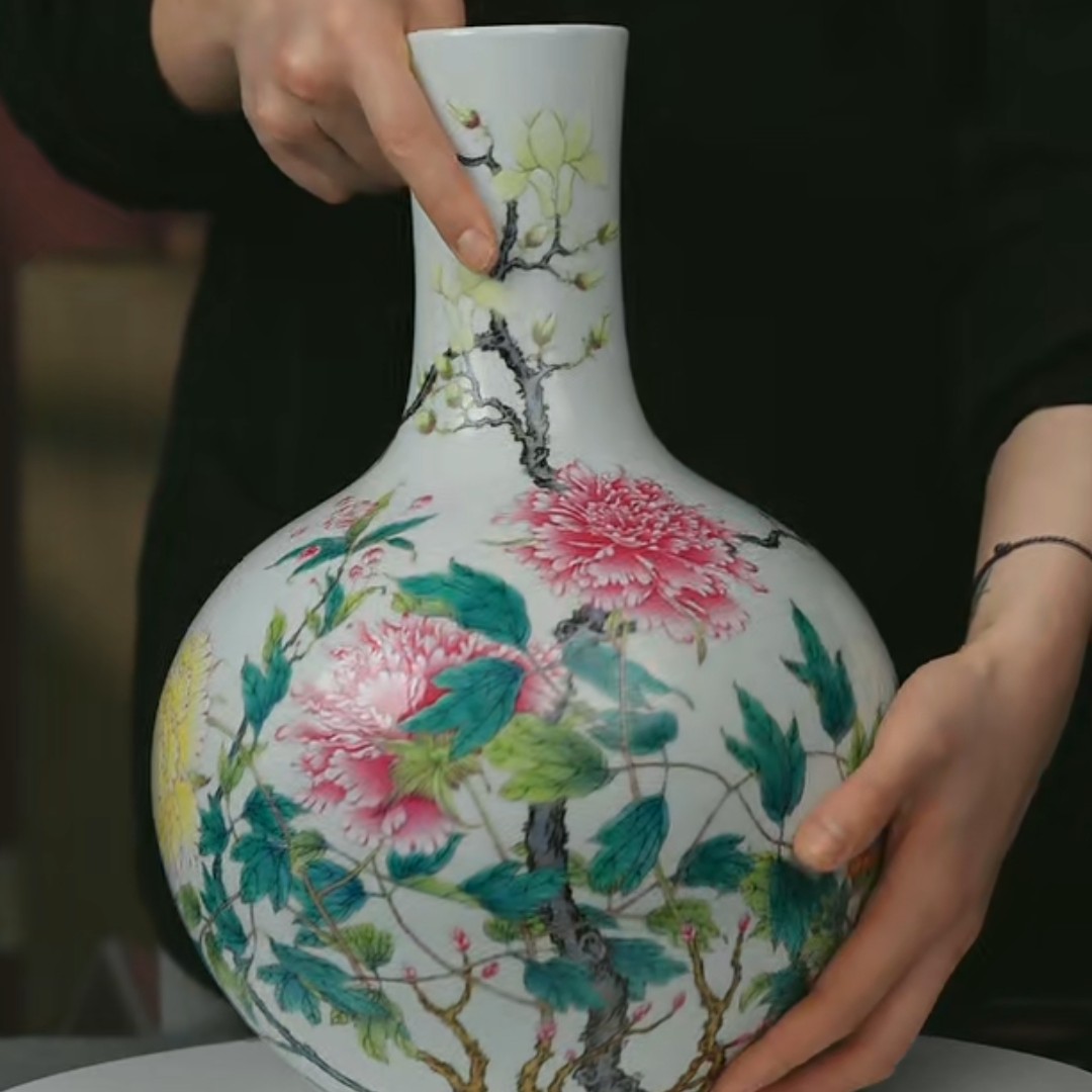 M粉彩折枝花卉纹天球瓶