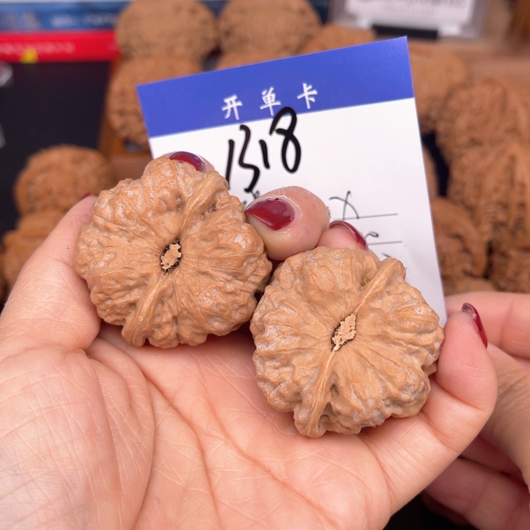 文玩核桃吊坠阿*蛙蛙40尺。  1318