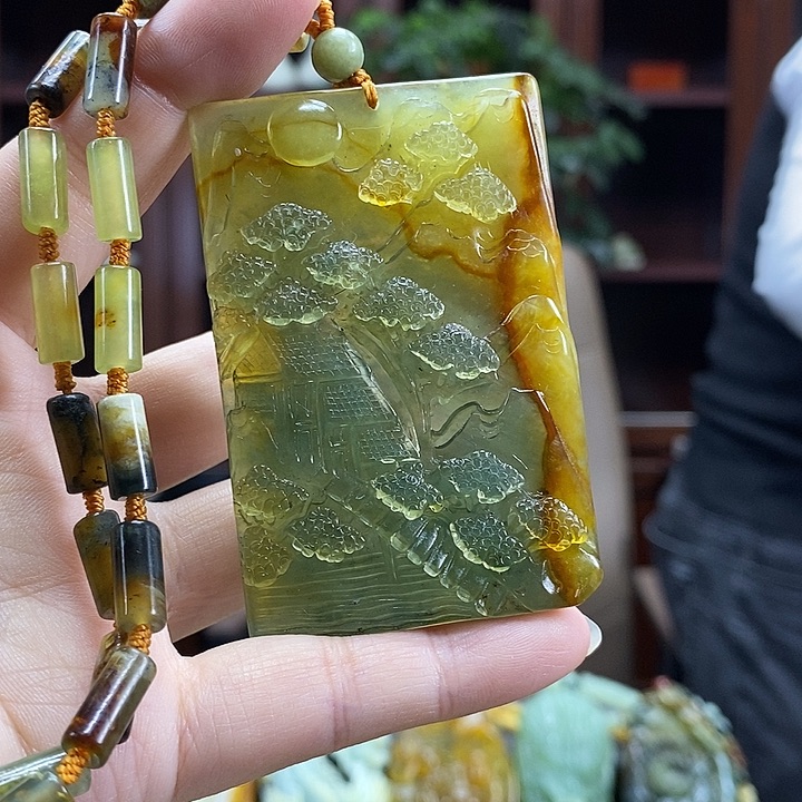 蛇纹石玉未镶嵌颈饰