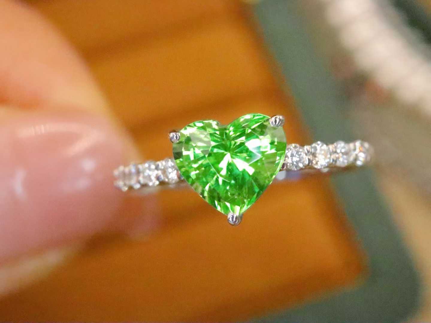 18K白金天然无烧沙佛莱戒指绿色简约时尚爱心切割主石1.08ct-WJ