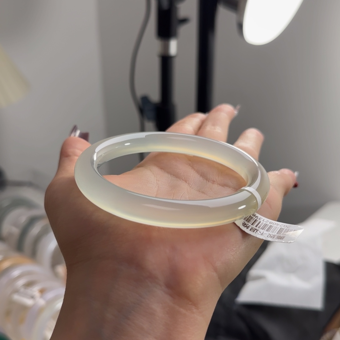 玛瑙/玉髓手镯（圆镯）未镶嵌胖***。