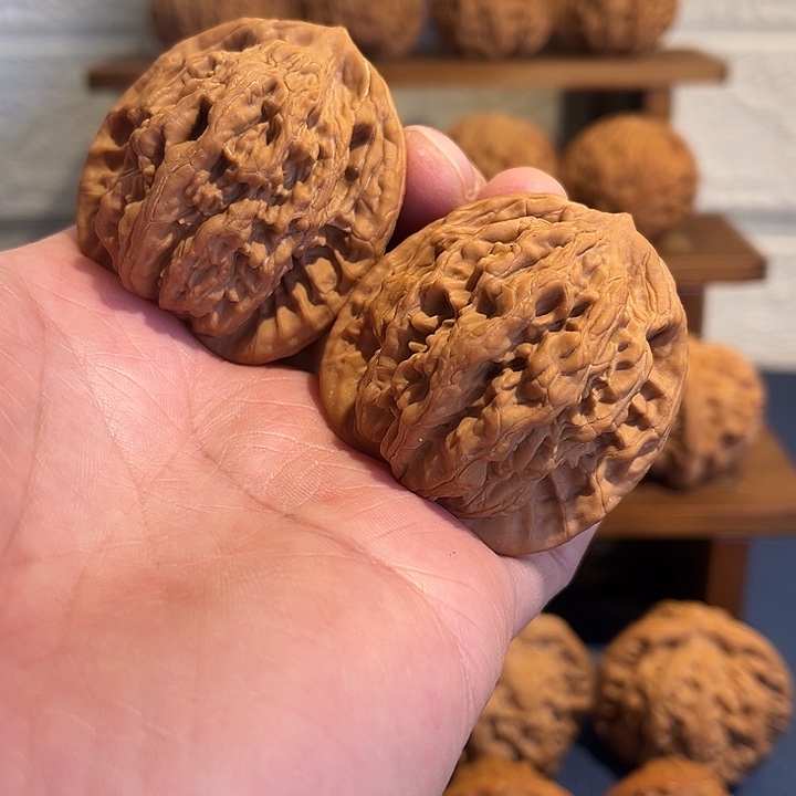 文玩核桃吊坠龙爪虎头