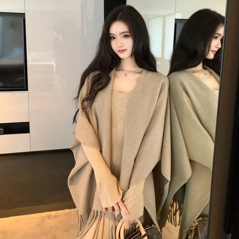 慵懒风纯色流苏披肩外搭斗篷女秋冬氛围感披风保暖气质围巾百搭