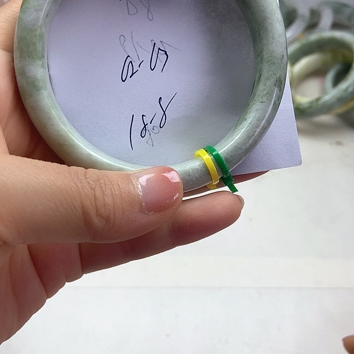 未镶嵌手镯石英质玉