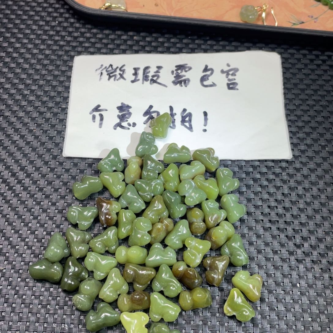 和田玉未镶嵌颈饰微瑕通孔趴趴猫