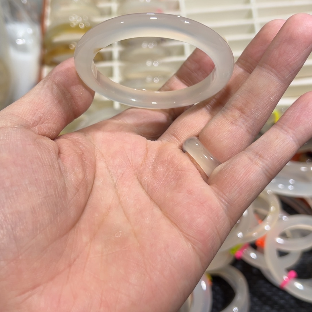 玛瑙/玉髓未镶嵌手镯54圈有包容3.2