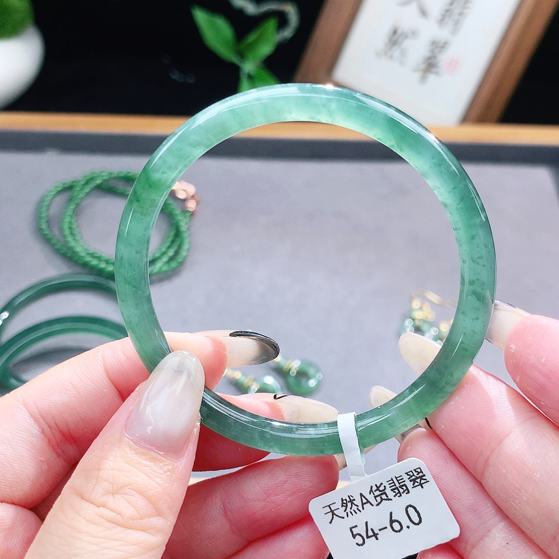 翡翠手镯（圆镯）未镶嵌