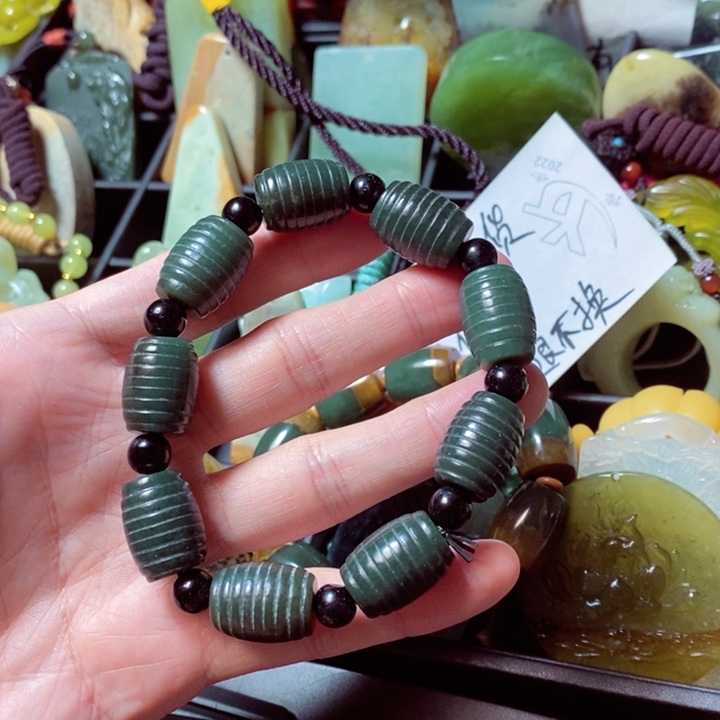 透闪石质玉颈饰未镶嵌