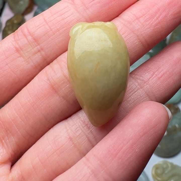 翡翠未镶嵌颈饰桃