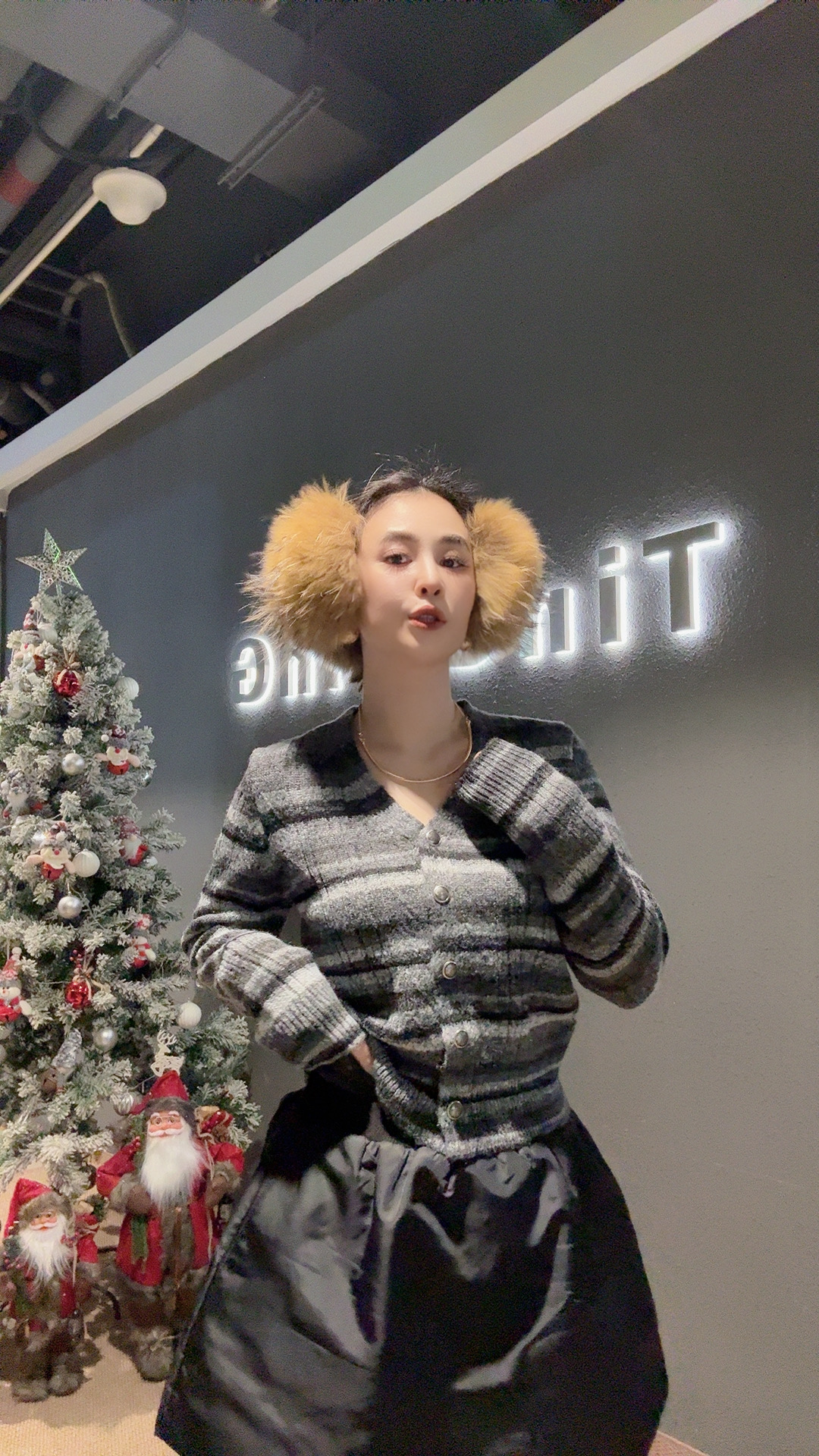 68379：长袖针织女冬季V领毛针织衫秋冬设计师条纹时尚