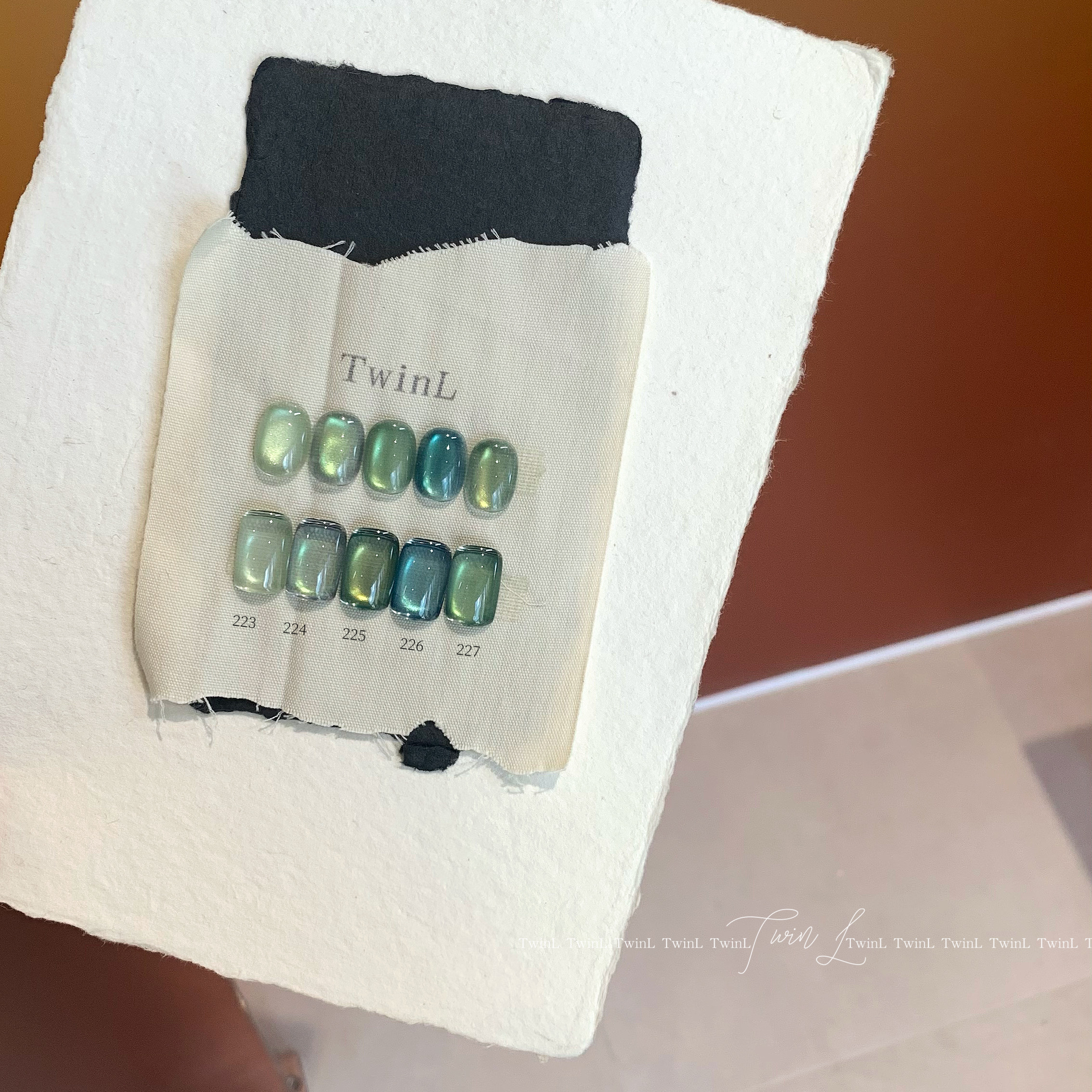 TWINL绿光森林 新款秋冬富家千金小众小套胶爆闪玻璃透色甲油胶