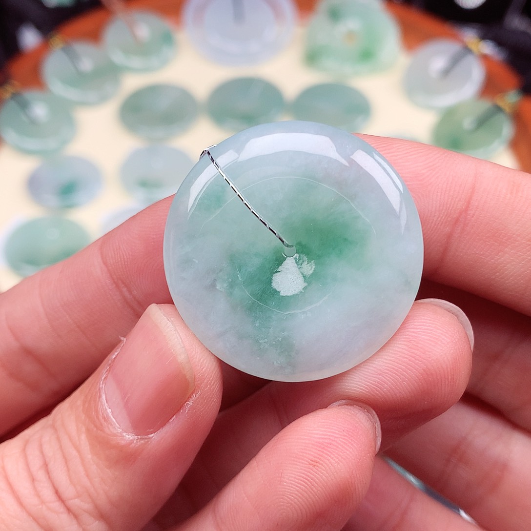 翡翠颈饰未镶嵌平安扣