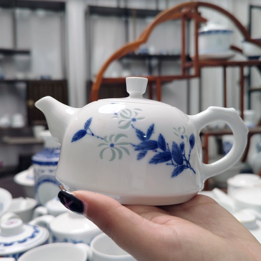 陶瓷手绘山丹丹茶壶一个