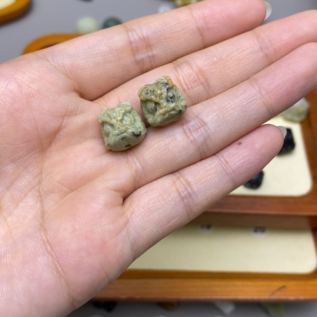 六***六蛇纹石玉未镶嵌配饰