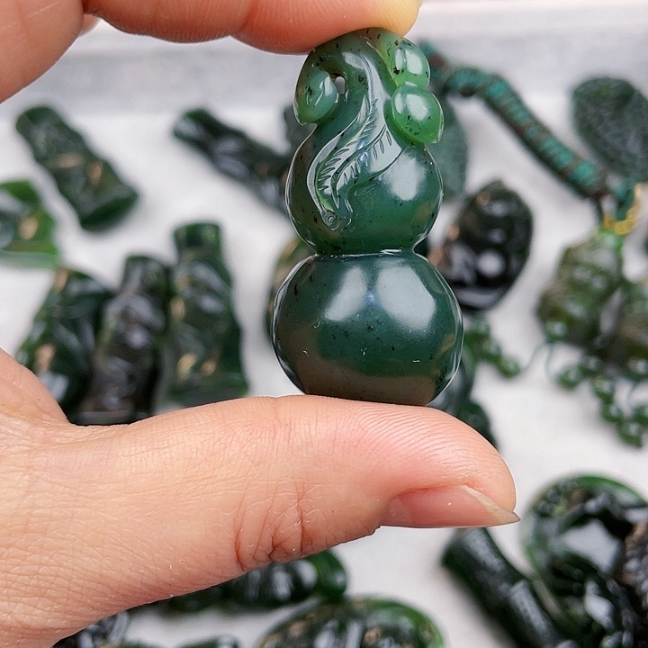 蛇纹石玉未镶嵌挂件