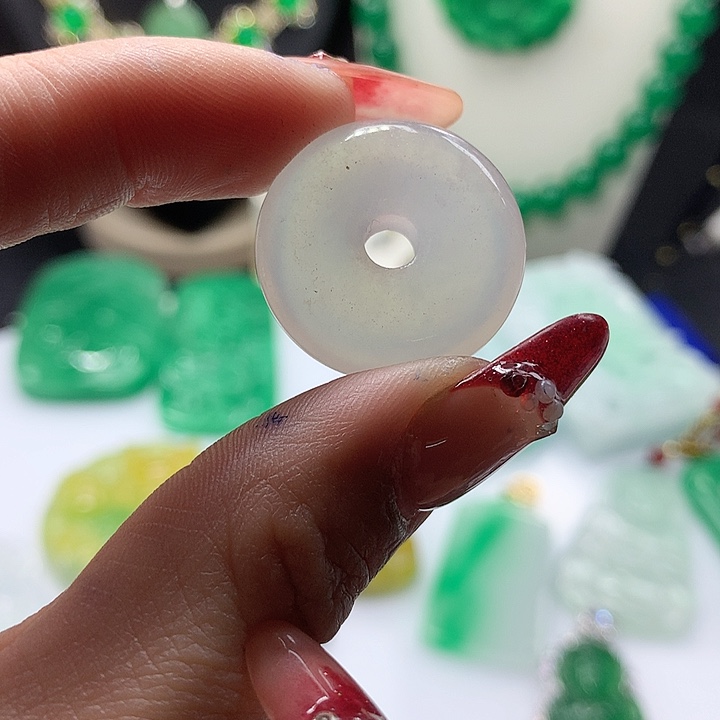 翡翠吊坠(赠链)未镶嵌