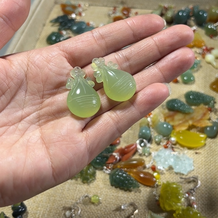 蛇纹石玉耳饰合金