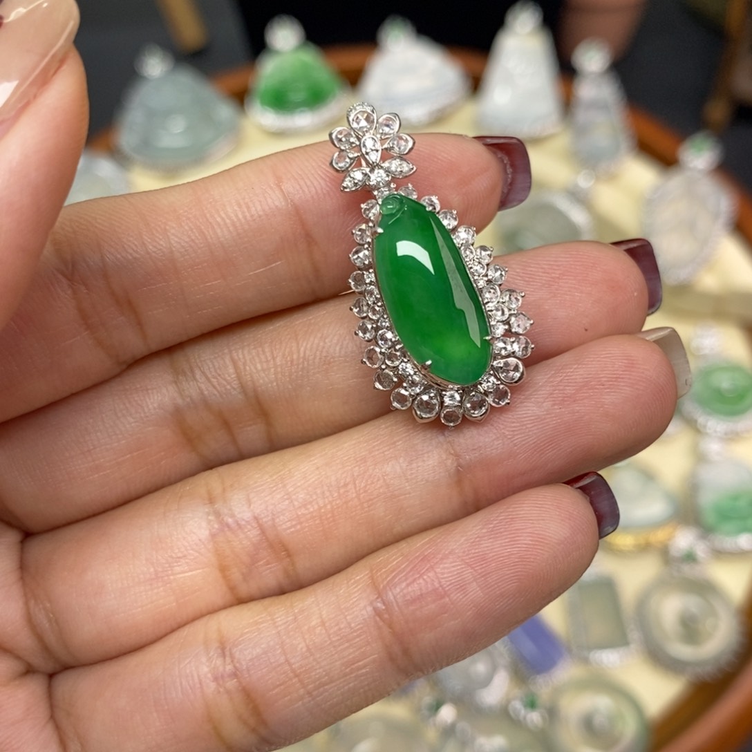 翡翠颈饰18K金镶嵌暖****)A货翡翠