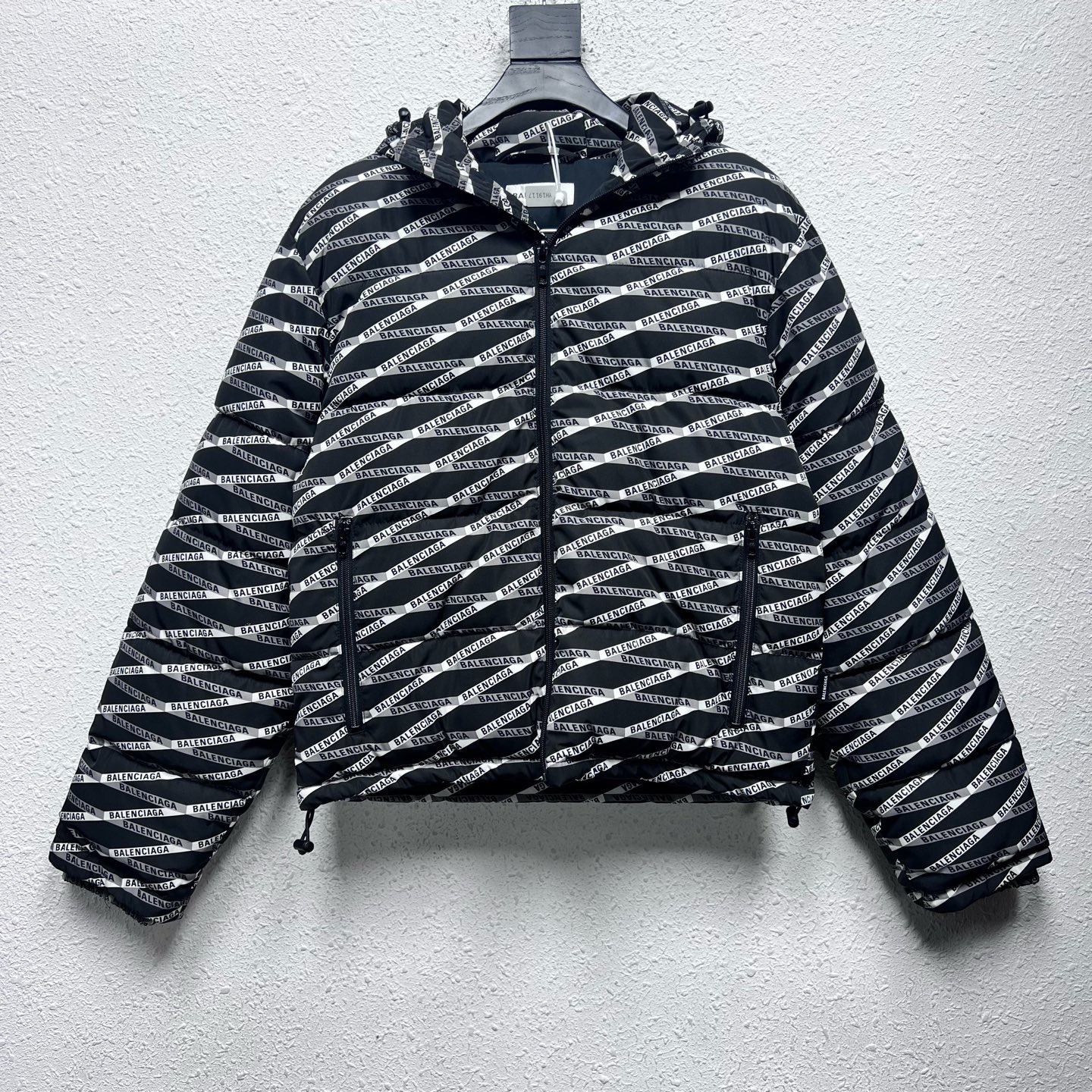 未使用 Balenciaga/巴黎世家 弹幕羽绒服 38码 YH19117