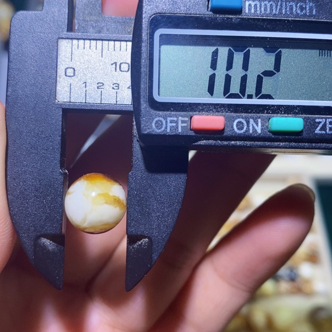 未镶嵌琥珀珠宝奇石