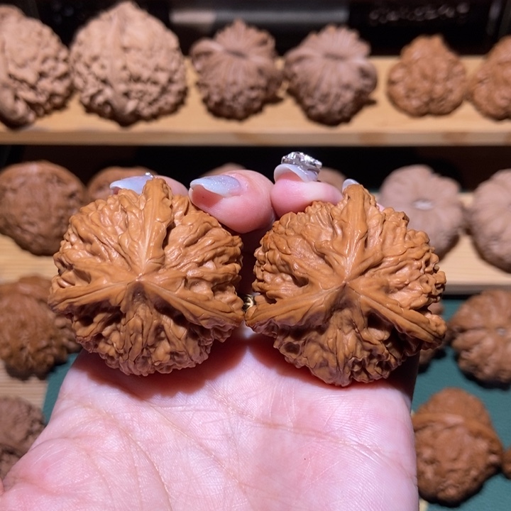 文玩核桃吊坠热*.文山三棱