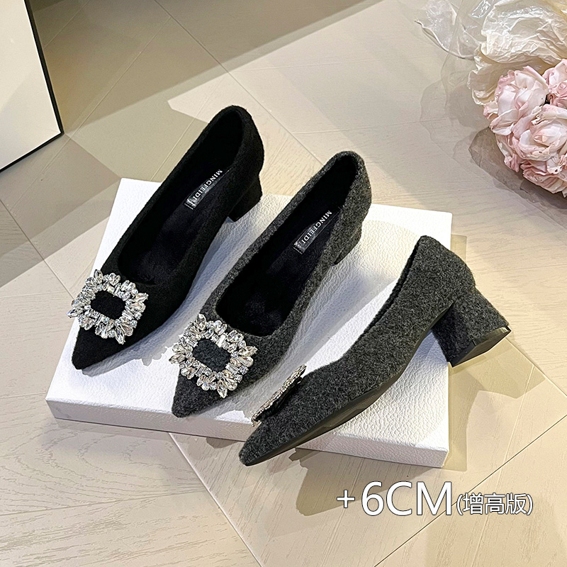 2025今年流行鞋子女款爆款呢子大衣专用气质女款网红百搭时尚女鞋