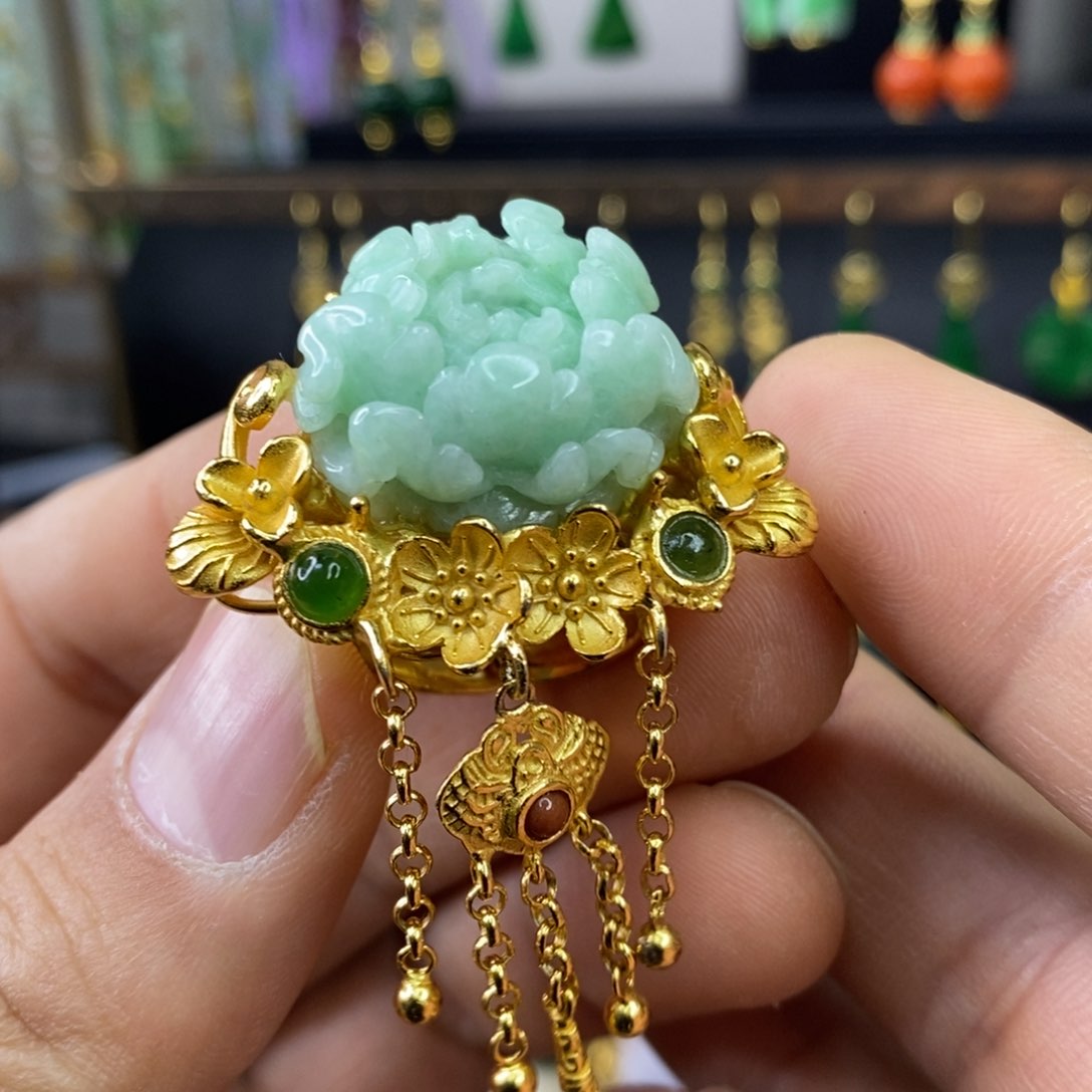 颈饰未镶嵌翡翠戒指