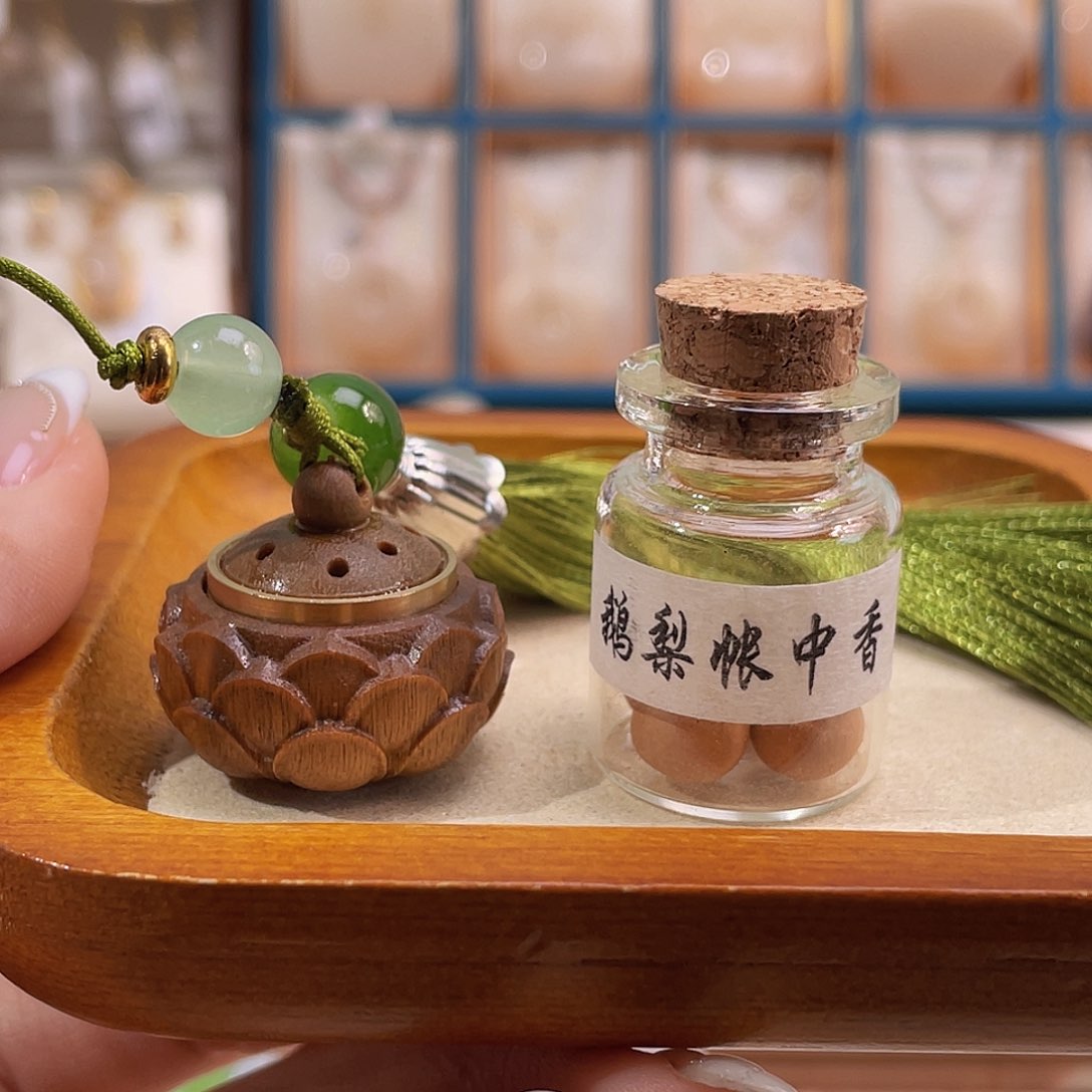 毛线天然绿檀木莲花香囊