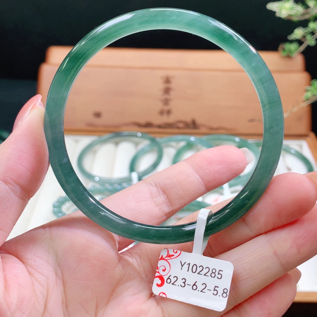 翡翠手镯未镶嵌天然