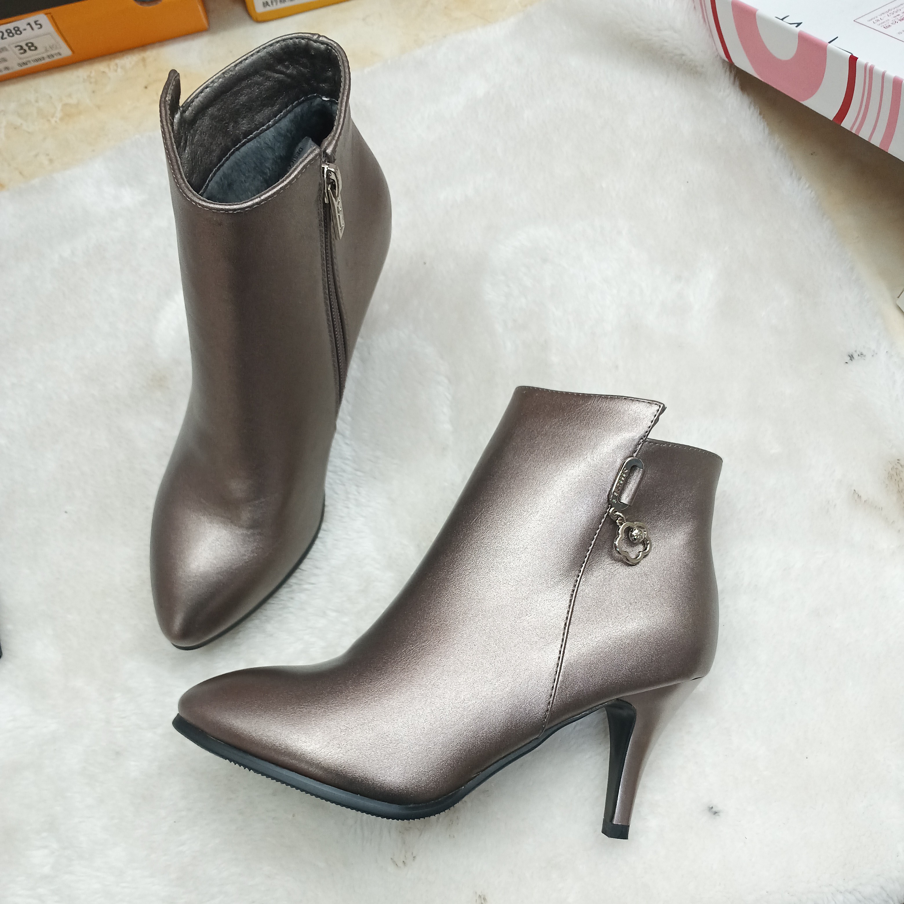 时尚高端百搭女鞋单鞋时装靴短靴69701