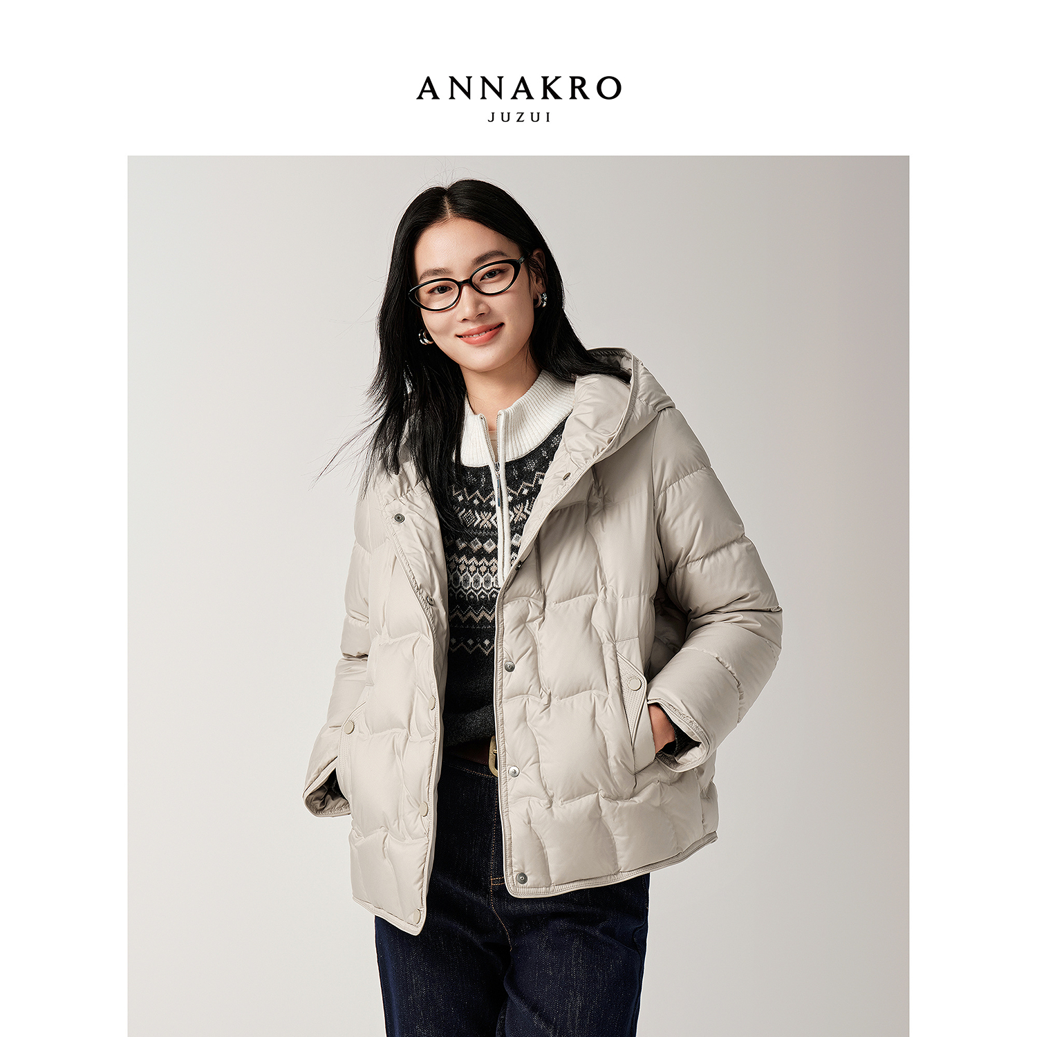 玖姿安娜蔻KWFD03331浅灰色休闲连帽短款肌理鸭绒女2025冬季新款