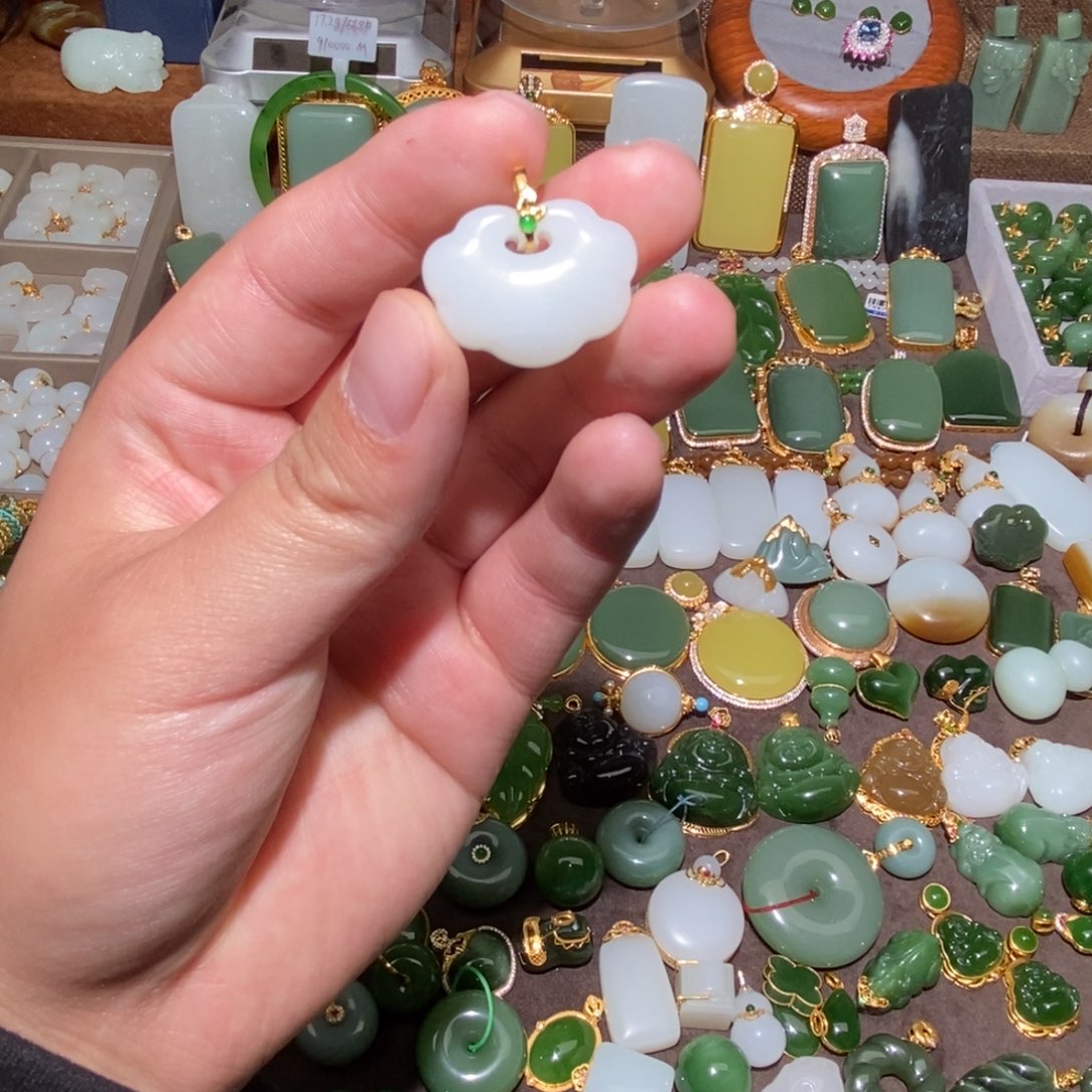 柠***檬和田玉18K金镶嵌颈饰