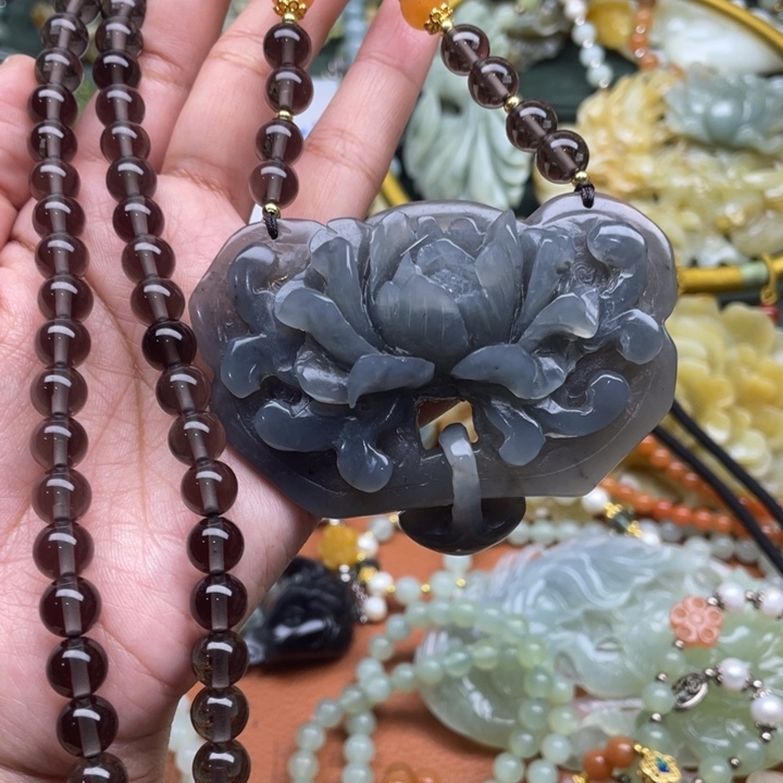 蛇纹石玉吊坠合金