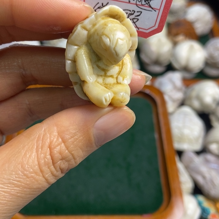 配饰鹿角雕刻一个出