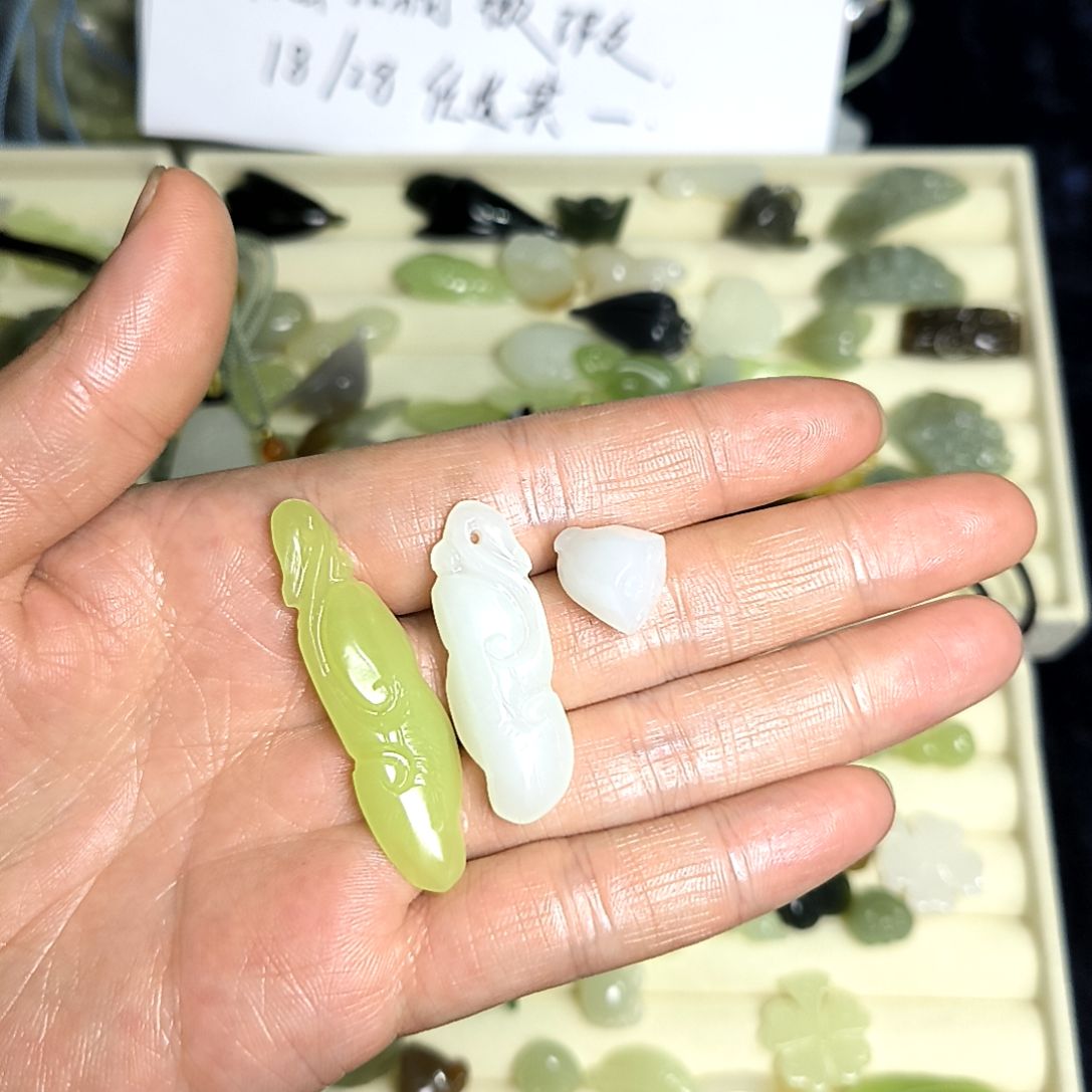 李***草和田玉未镶嵌颈饰