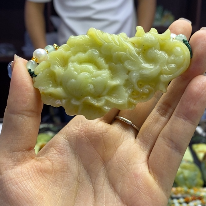 蛇纹石玉未镶嵌颈饰