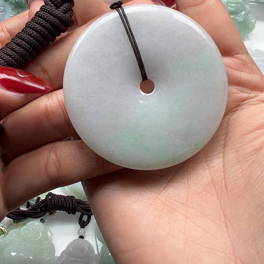 翡翠颈饰未镶嵌平安扣