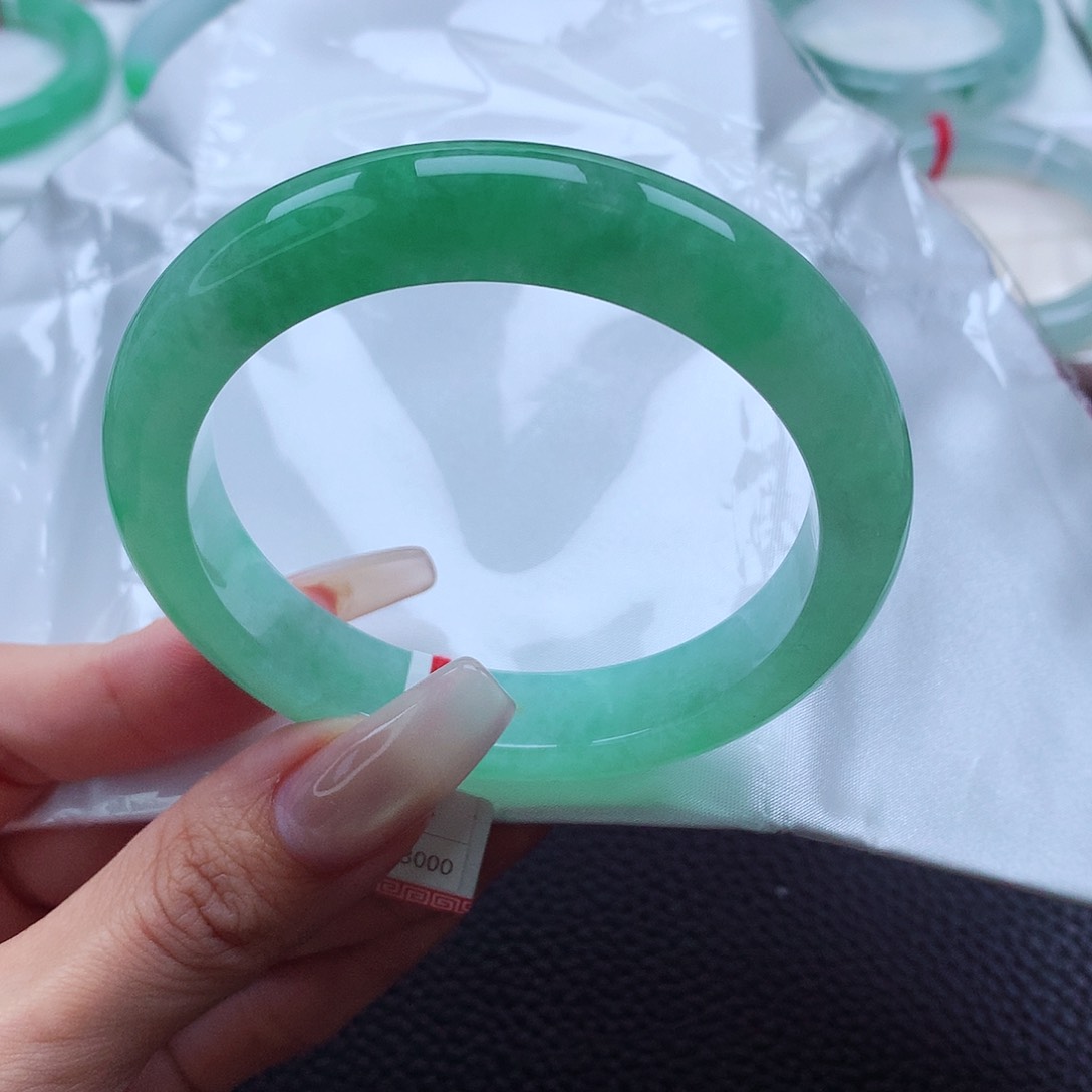 翡翠未镶嵌手镯56.57.58冰绿半山水 泥鳅背 完美捡漏