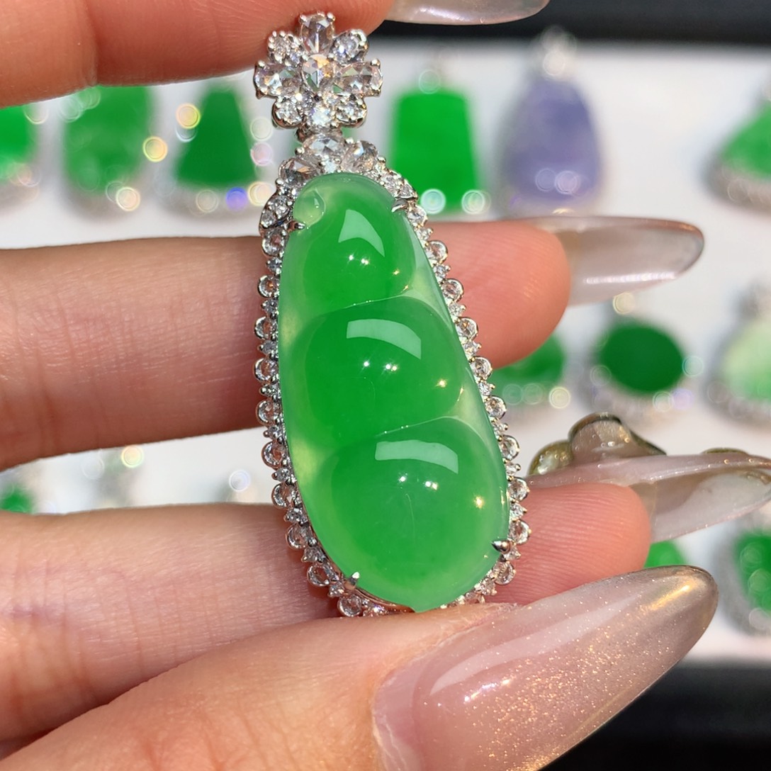 翡翠颈饰18K金镶嵌为****姐翡翠